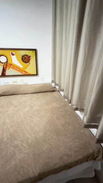 Apresentamos a Acomodação 217, o refúgio ideal para o seu descanso no Hotel 5 Sóis. Assista ao vídeo e confira os detalhes deste quarto:

Localizado no 1º andar (Acesso via escada)
Acomoda perfeitamente até 3 pessoas
Configuração: 1 cama de casal e 1 cama de solteiro
Climatização com ar-condicionado de janela

Tudo limpinho, organizado e esperando por você! Quer saber valores e disponibilidade para a sua próxima viagem? Mande uma mensagem no nosso Direct ou clique no link do WhatsApp na bio. 

#hotel5sois #olindape  #hospedagem